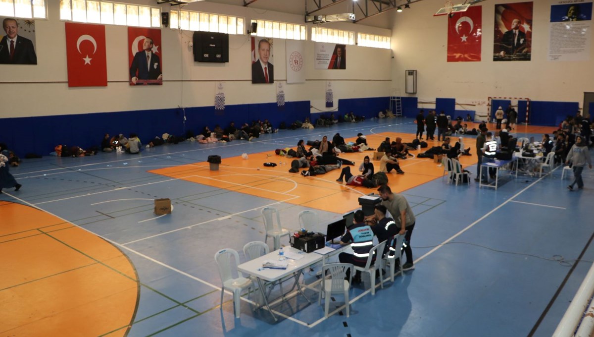 Antalya'da 122 kaçak göçmen yakalandı Antalya'da 122 kaçak göçmen yakalandı