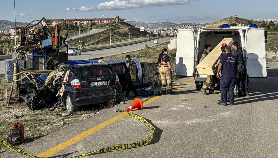 Sondaj makinesine çarpan otomobildeki anne ve oğlu hayatını kaybetti