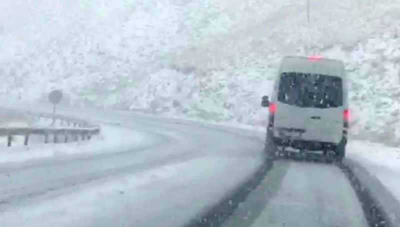 Havalar soğudu, kar yağışı başladı: Yüksekova-Van yolunda sürücüler zor anlar yaşadı