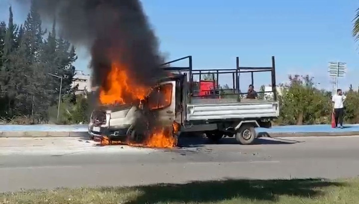 Adana'da kamyonet alev alev yandı Adana'da kamyonet alev alev yandı