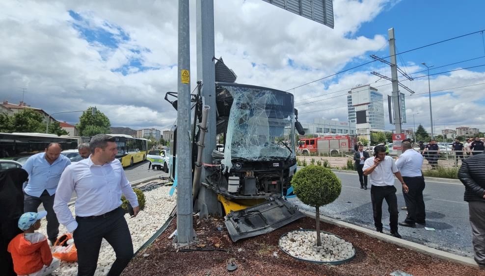 TIR, otobüsne çarptı: Yaralılar var