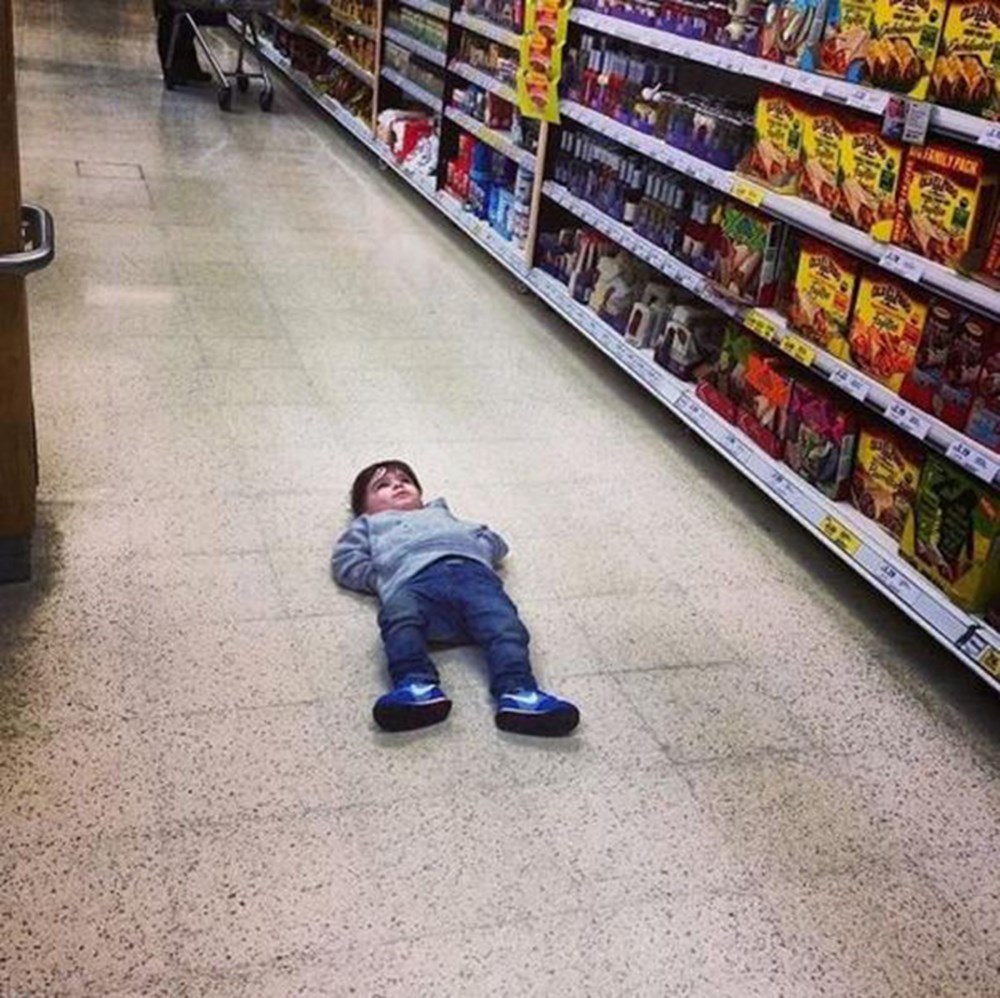 Ребёнок лежит на полу в магазине