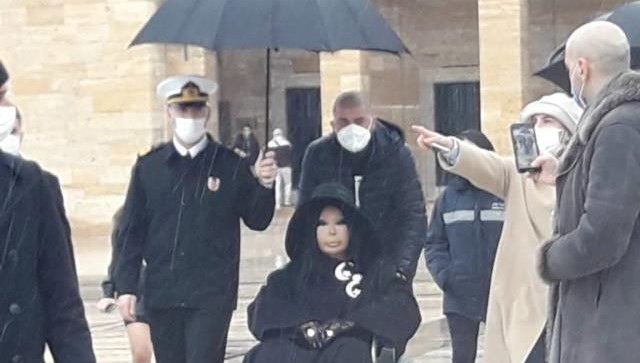 SON DAKİKA HABERİ: Bülent Ersoy'a şemsiye tutan komutan görevden alındı