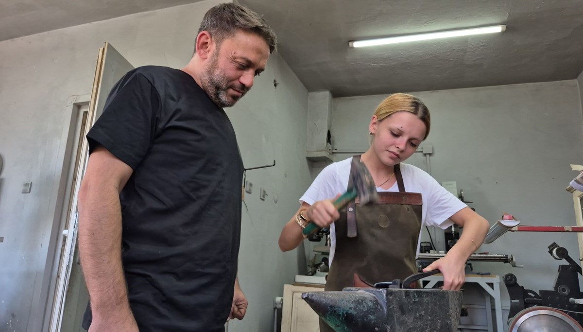 Çırak bulamadı, kızına öğretiyor:  UNESCO'lu usta sanatını yaşatmaya çalışıyor