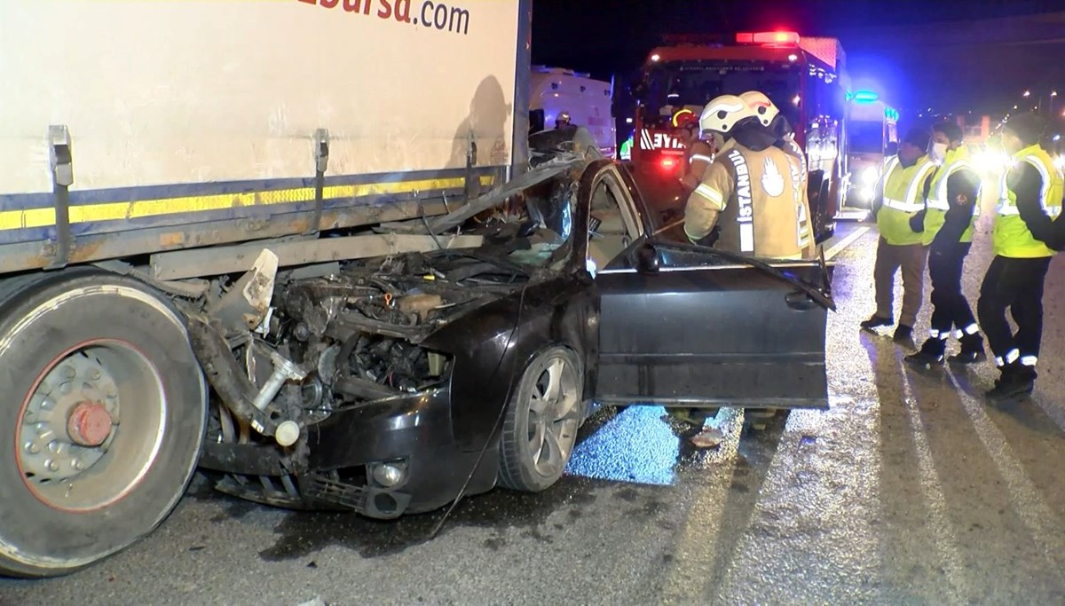 TIR'a arkadan çarpan otomobil hurdaya döndü; 2 ağır yaralı