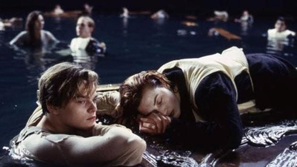 Titanic'te Rose'u hayatta tutan kapı rekor fiyata satıldı - 4