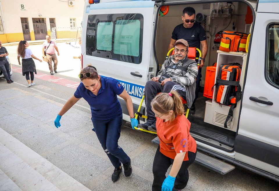 Sandığa ambulansla gitti: "Canım çıkmadıkça her seçimde oy kullanmaya geleceğim" - 1
