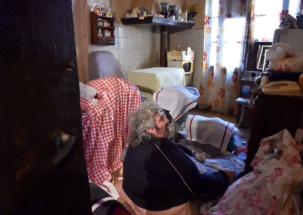 Fransa’da 300 kiloluk adam vinç yardımı ile evden çıkarıldı - 2