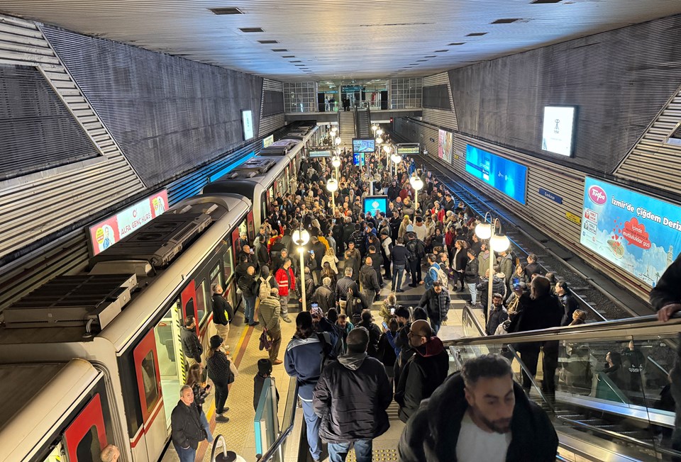 İzmir’de ESHOT grevi! Otobüs şoförleri iş bıraktı, duraklar ve trafikte yoğunluk oluştu - 1