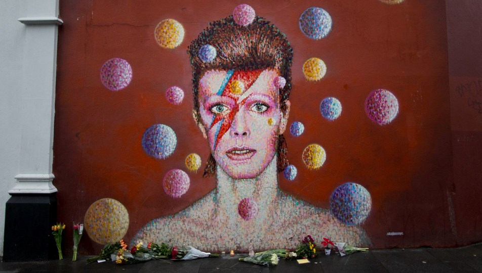 David Bowie'nin el yazısı şarkı sözleri açık artırmada beş kat fiyata satıldı