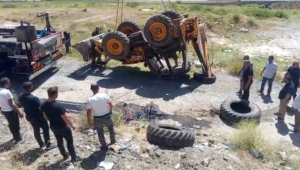 İş makinesi şarampole devrildi