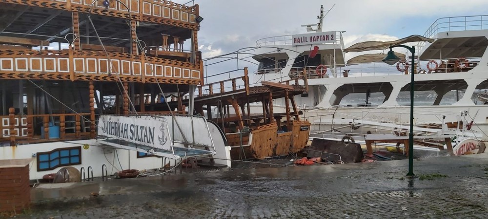 Ayvalık'ta fırtına: 20 tekne battı - 11