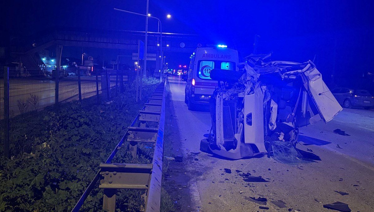 Hafif ticari araç TIR'a çarptıktan sonra takla attı: 1 ölü, 1 yaralı