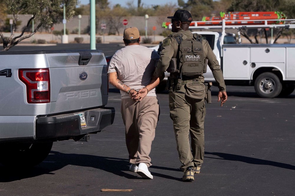 Sınır dışı görüntüleri tartışma yarattı: Göçmenlere savaş esiri muamelesi! - 5