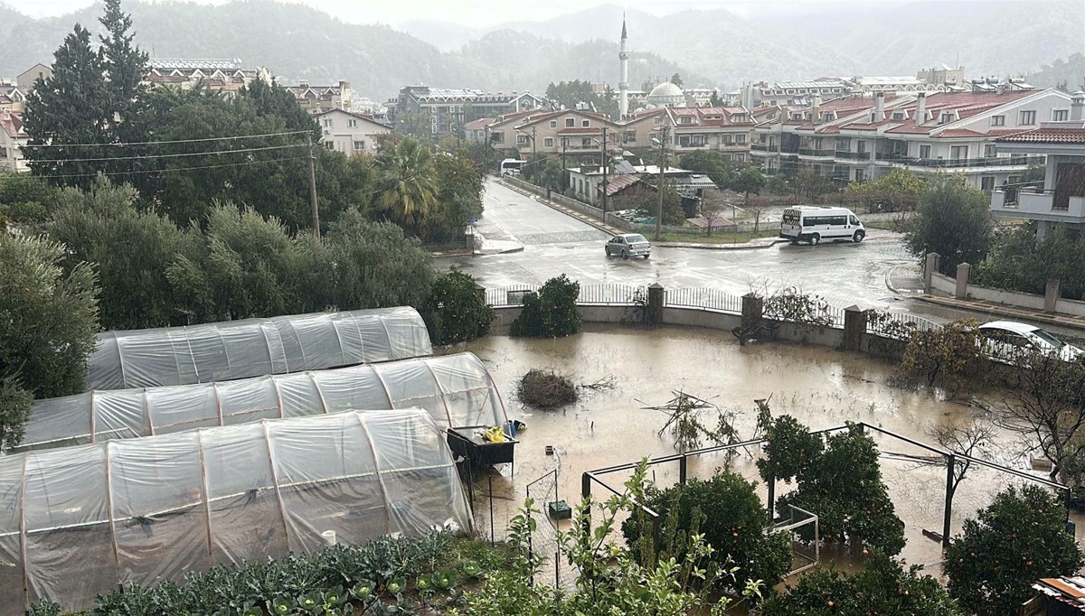 Marmaris'te sağanak etkili oldu: Cadde ve sokaklar suyla doldu