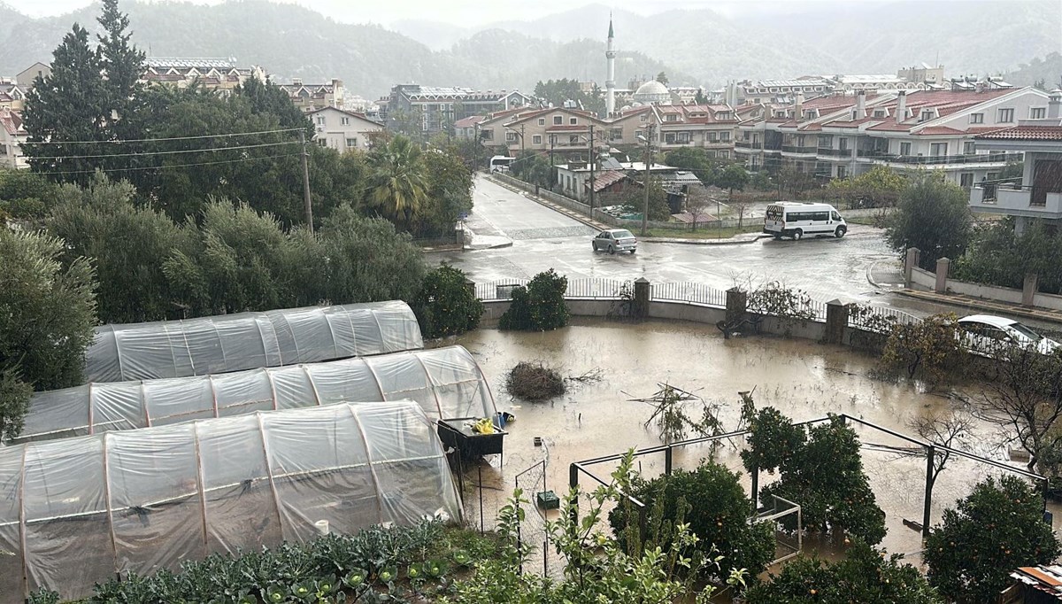 Marmaris'te sağanak etkili oldu: Cadde ve sokaklar suyla doldu Marmaris'te sağanak etkili oldu: Cadde ve sokaklar suyla doldu
