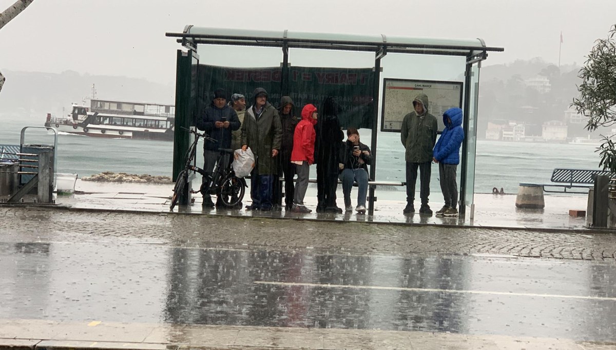 İstanbul’da beklenen fırtına etkili olmaya başladı: Sultangazi’de dolu, Bakırköy’de dev dalgalar İstanbul’da beklenen fırtına etkili olmaya başladı: Sultangazi’de dolu, Bakırköy’de dev dalgalar