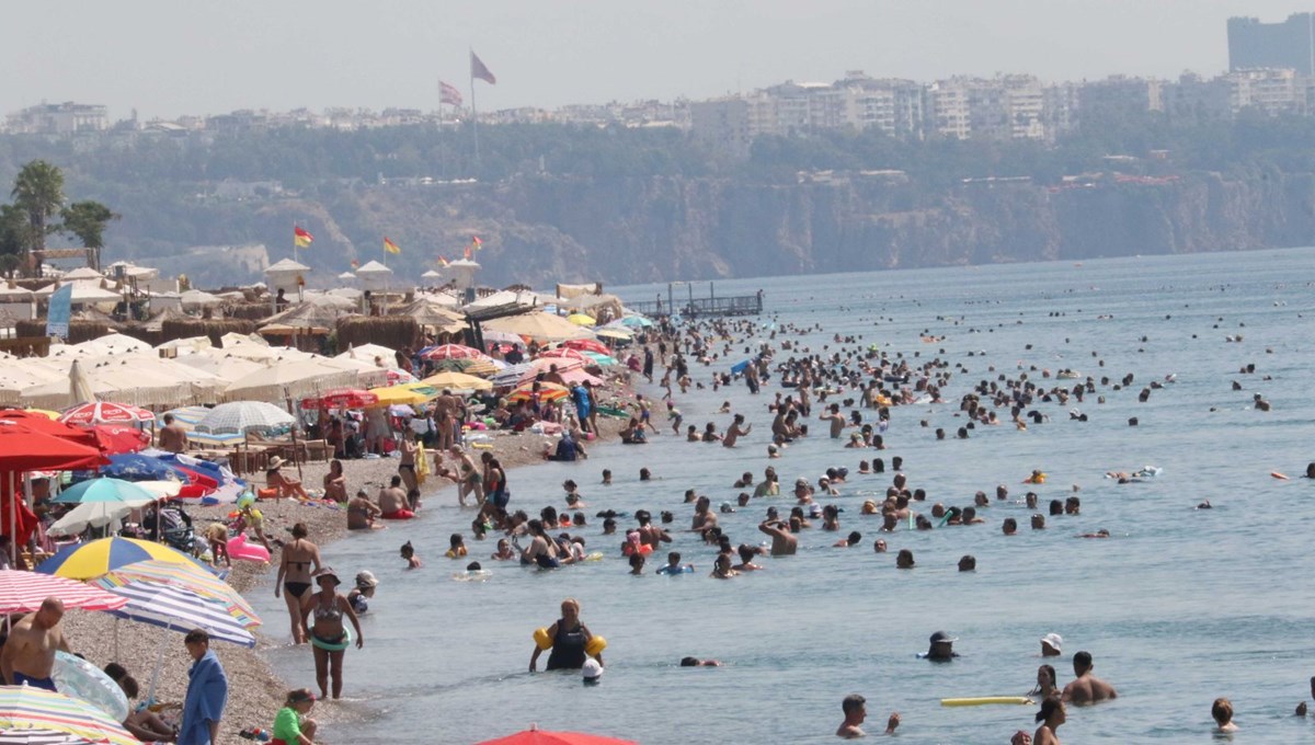 Antalya'da deniz bile sıcak!