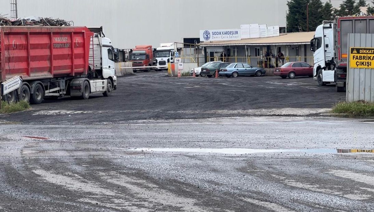 Kocaeli'de feci olay: TIR'dan düşen hurda demirlerin altında kalan kişi öldü Kocaeli'de feci olay: TIR'dan düşen hurda demirlerin altında kalan kişi öldü
