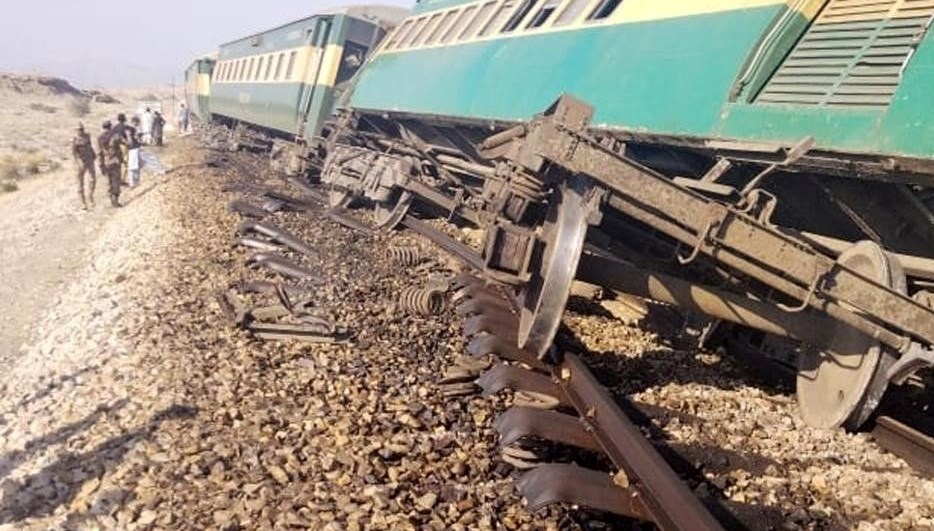 Pakistan’da tren raydan çıktı