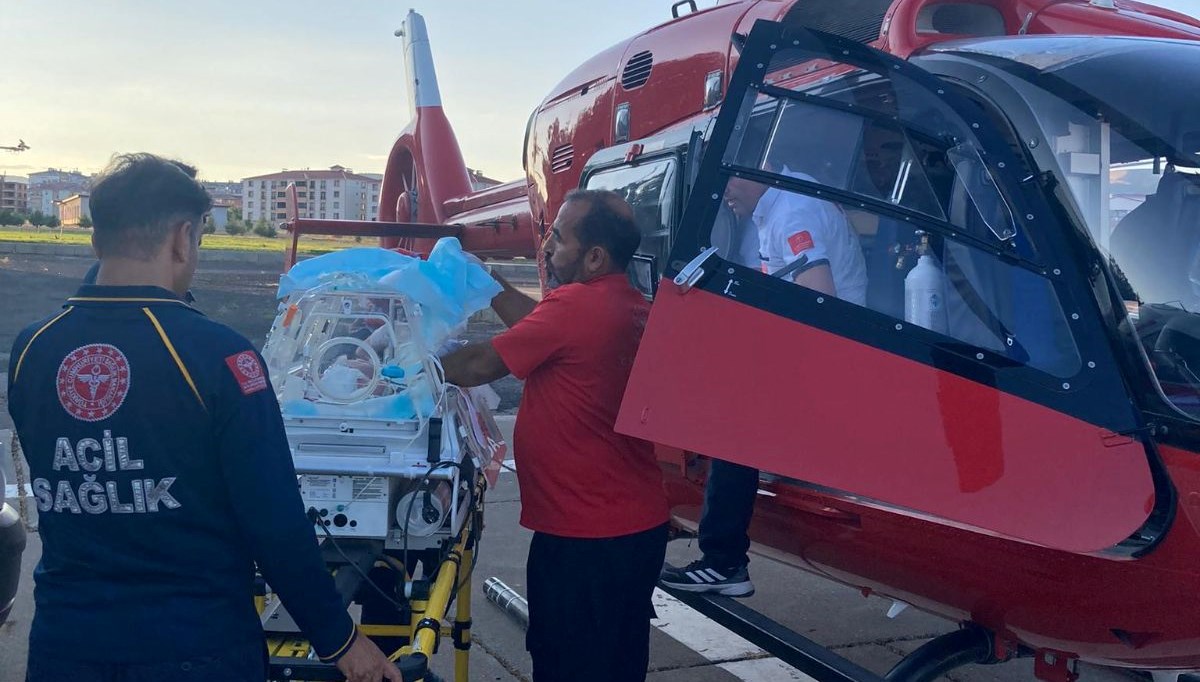 Bingöl'de ambulans helikopter bir günlük bebek için havalandı