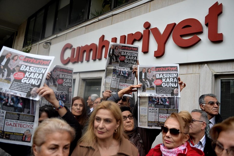Gazeteci Can Dündar ve Erdem Gül’ün tutuklanmasına protesto - 6