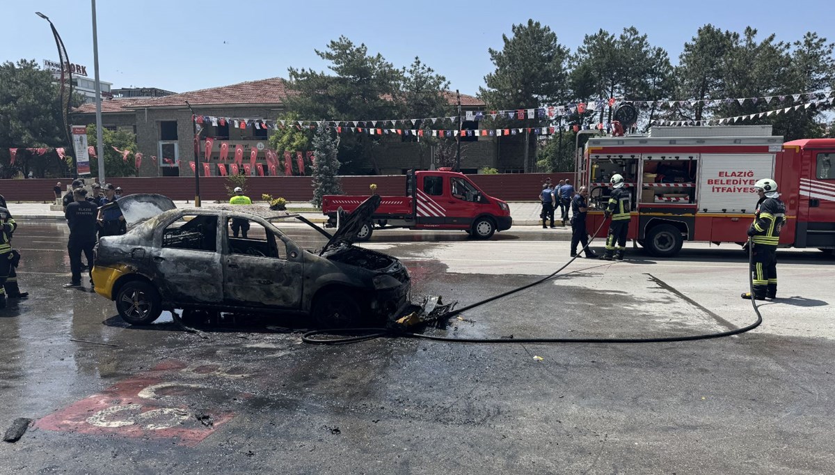 Elazığ'da yanan taksinin sürücüsü yaralandı