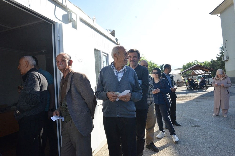 Deprem bölgesinde vatandaşlar sandık başına gitti - 2