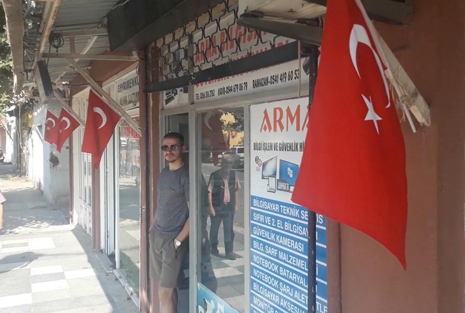 'Yıpranmış bayrak, uykumu kaçırıyor' dedi, bir gecede ilçedeki Türk bayraklarını değiştirdi - 3