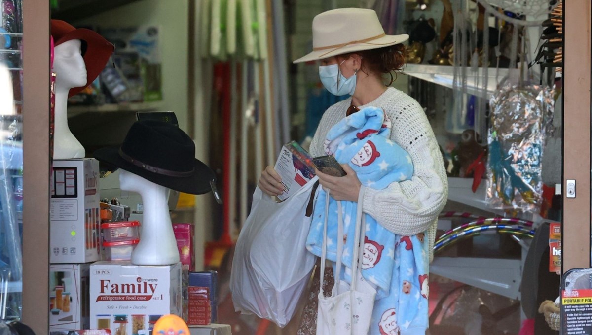 Avustralyalı yıldız Isla Fisher pijala alışverişinde