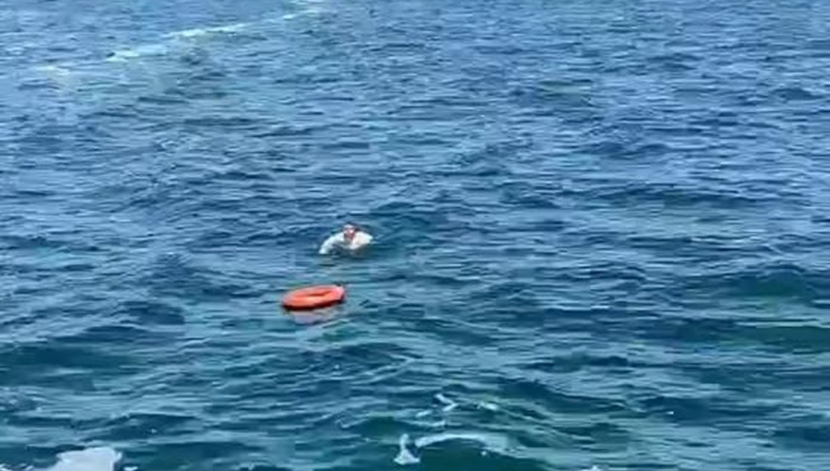 İstanbul’da vapurdan denize düşen yolcu boğulma tehlikesi atlattı