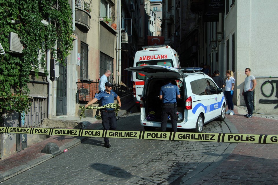 Beyoğlu'da korkunç cinayet: Boğazı kesilerek öldürüldü - 1