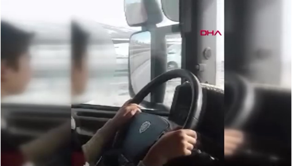 TIR'ı 10 yaşındaki oğluna kullandırdı