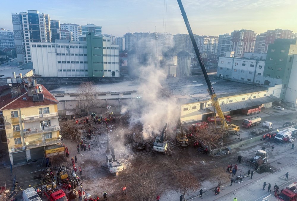 Konya'da 4 katlı bina çöktü: Bir kişi yaşamını yitirdi, üç kişi sağ kurtarıldı - 3