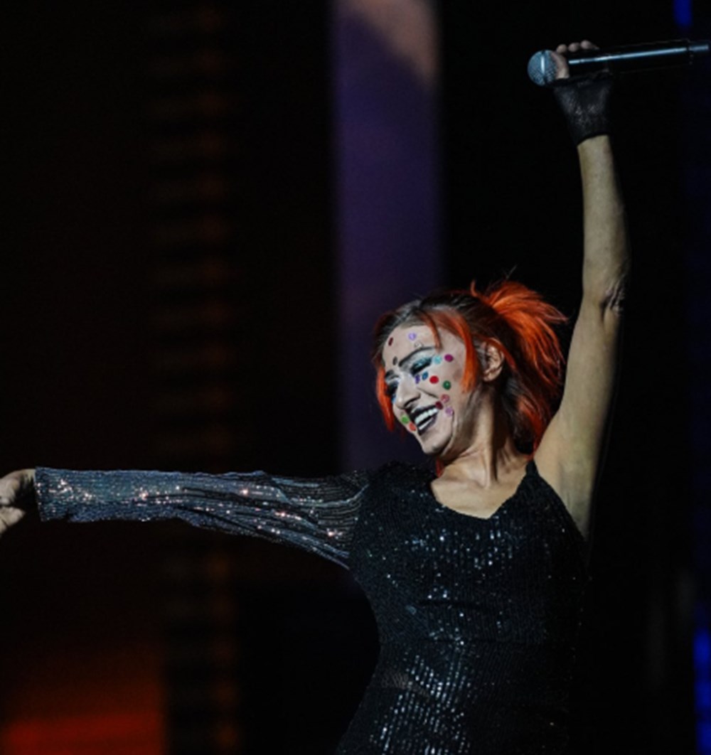 Yıldız Tilbe yüzündeki renkli beneklerle konser verdi - 4