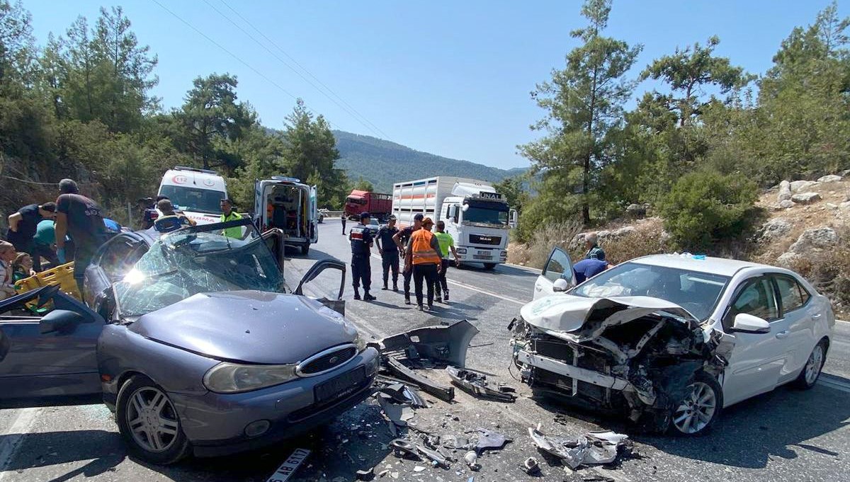 Antalya'da otomobiller çarpıştı