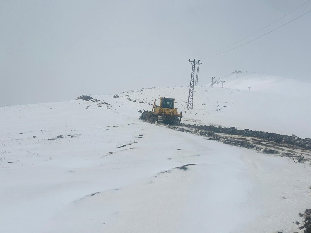 Batıda bahar doğuda kar! Yollar kapandı, kar kalınlığı 40 santimetreye ulaştı! - 3