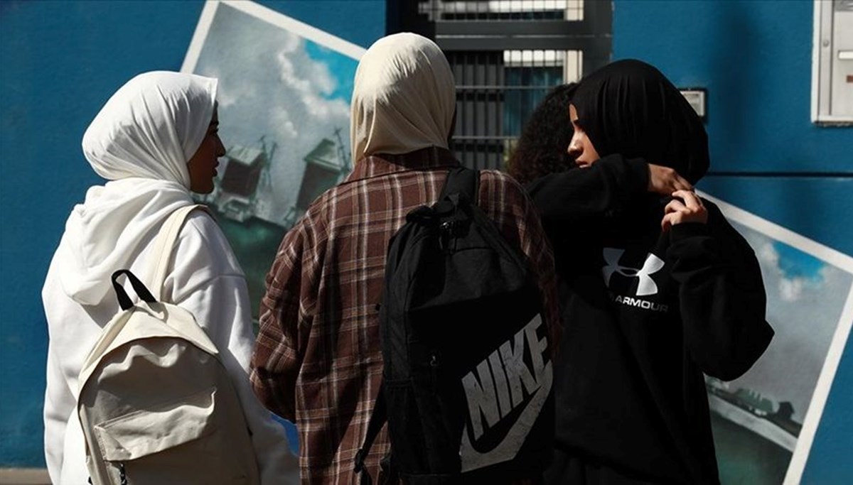 Fransa'da okullardaki abaya yasağı Danıştay'da görüşüldü Fransa'da okullardaki abaya yasağı Danıştay'da görüşüldü