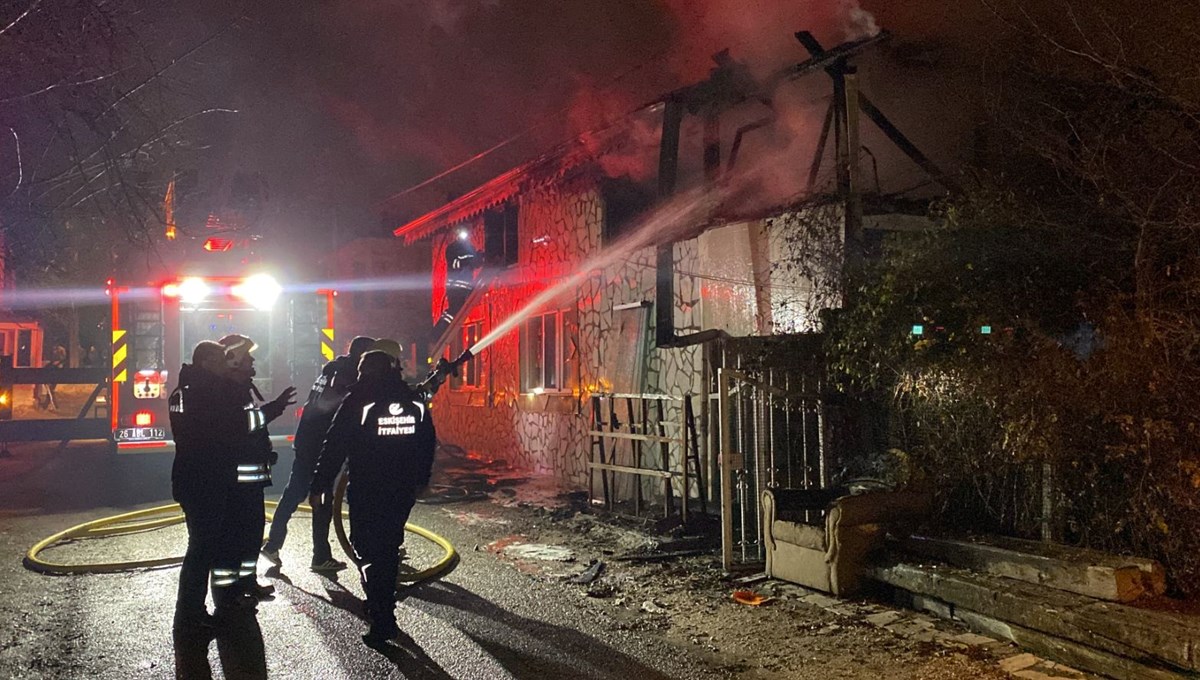 Sigortadan çıkan yangın müstakil evi küle çevirdi Sigortadan çıkan yangın müstakil evi küle çevirdi