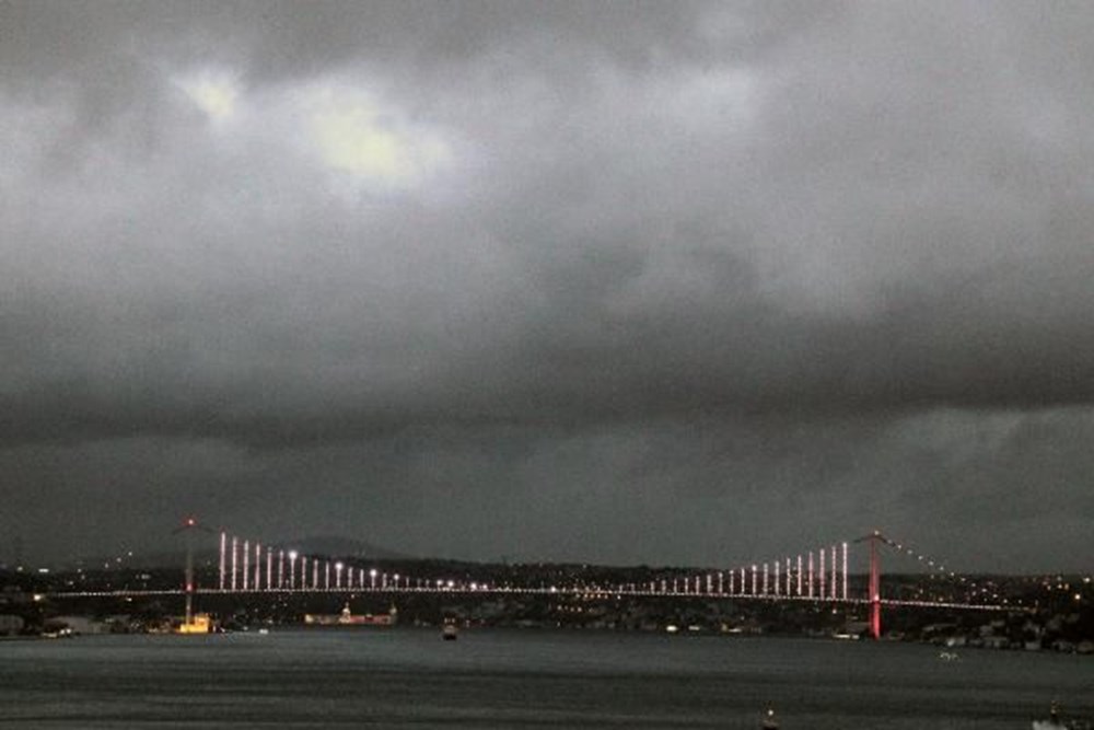 İstanbul'da gökyüzünü kara bulutlar kapladı - 1