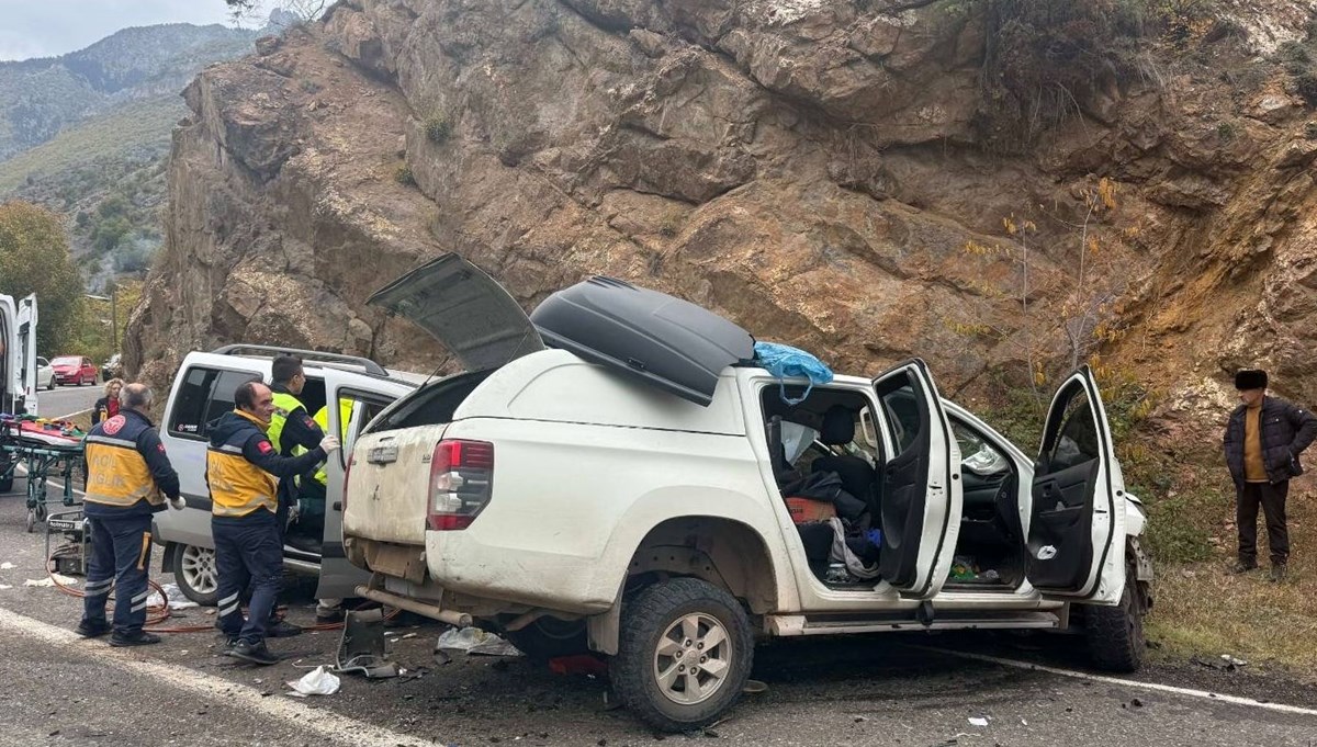 Artvin'de trafik kazasında 4 kişi yaralandı Artvin'de trafik kazasında 4 kişi yaralandı