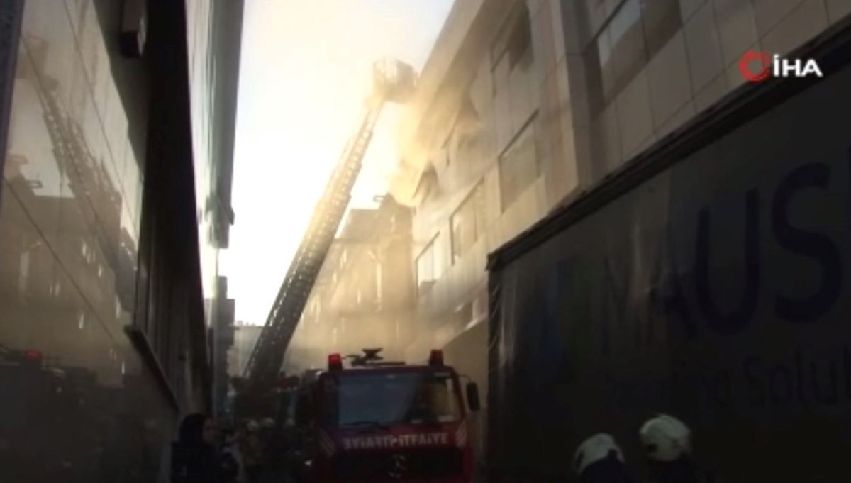 İstanbul'da 3 katlı binada yangın paniği İstanbul'da 3 katlı binada yangın paniği