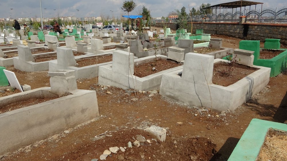 Diyarbakır’da yağmur sonrası depremzedelerin mezarları çöktü - 8