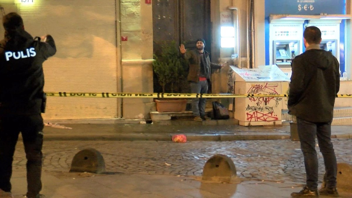 Galata Kulesi'nde şüpheli paket paniği: Çantayı alıp fırlattı Galata Kulesi'nde şüpheli paket paniği: Çantayı alıp fırlattı