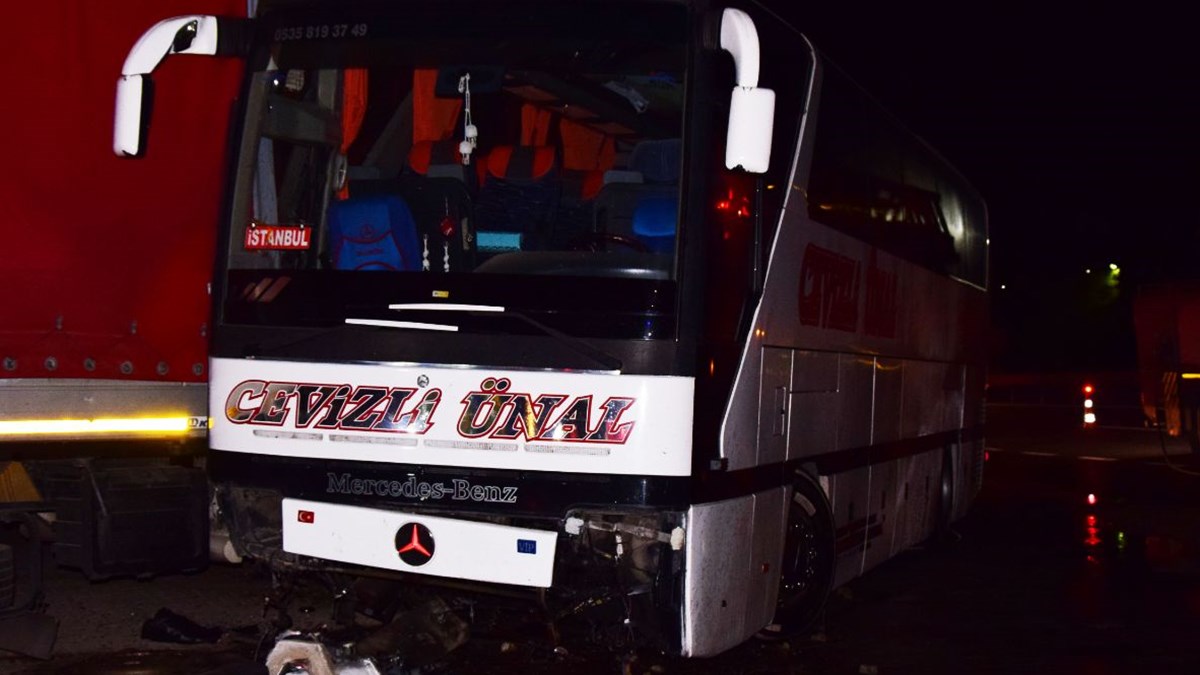 Bilecik Te Yolcu Otobusu Tir A Carpti 17 Yarali Ntv