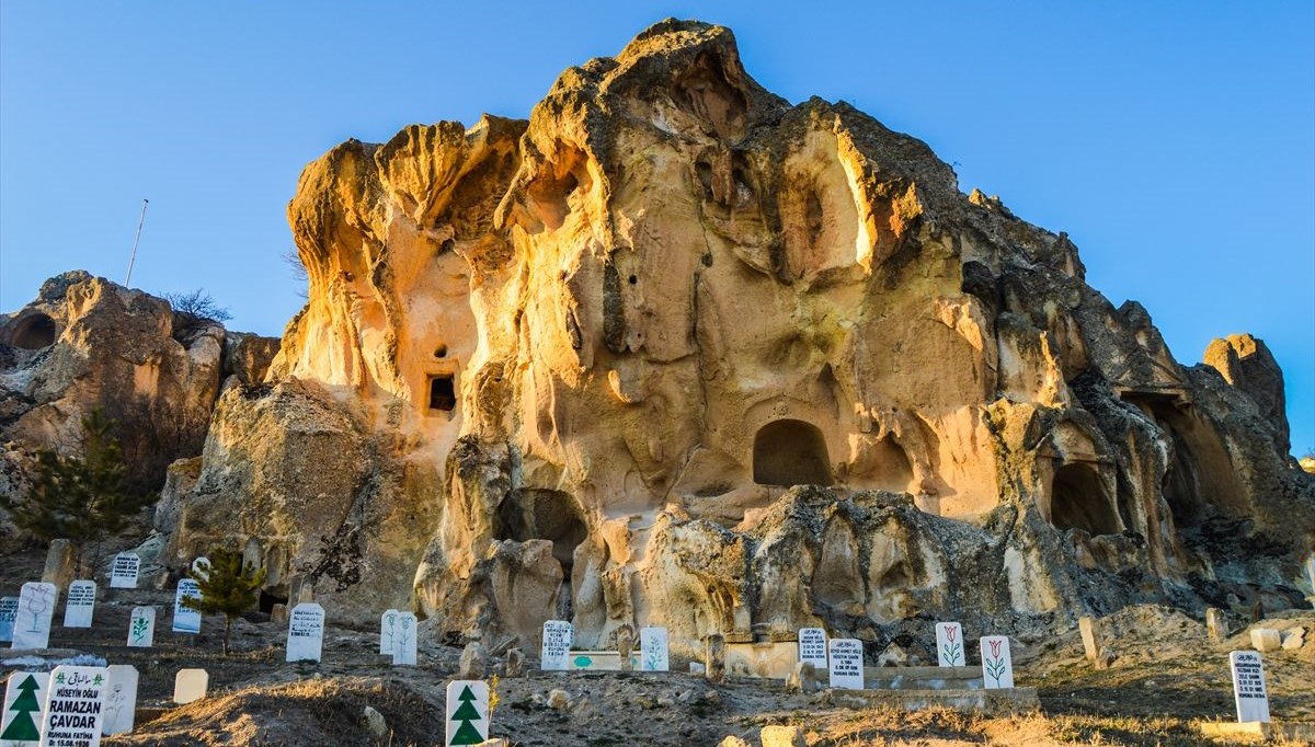 'Frigya'nın kalbi' Ayazini Köyü'ndeki kaya mezarlar turistleri cezbediyor