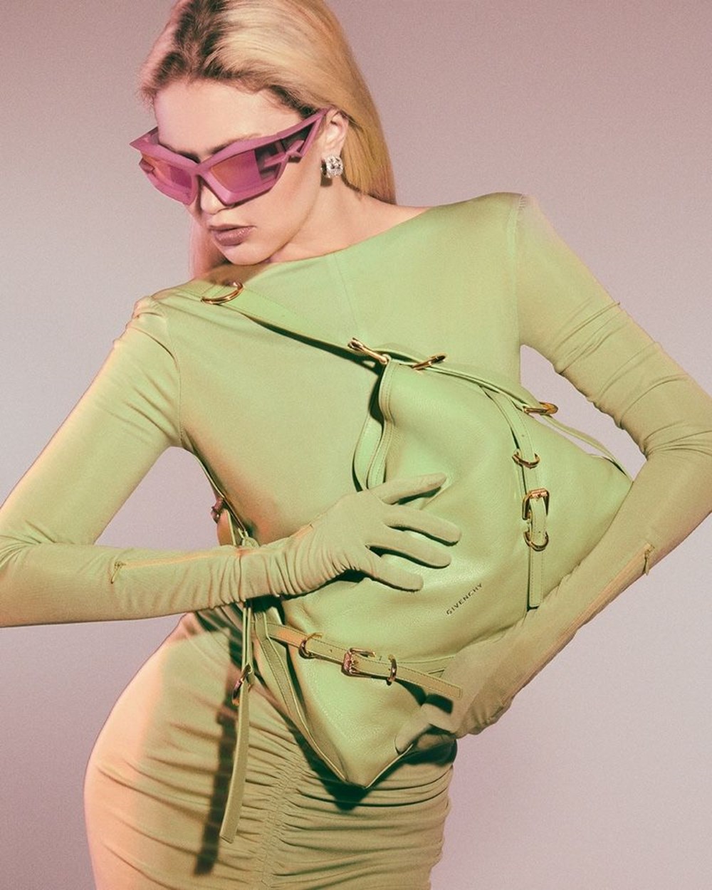 Gigi Hadid Givenchy'nin İlkbahar 2023 kampanyasında - 2