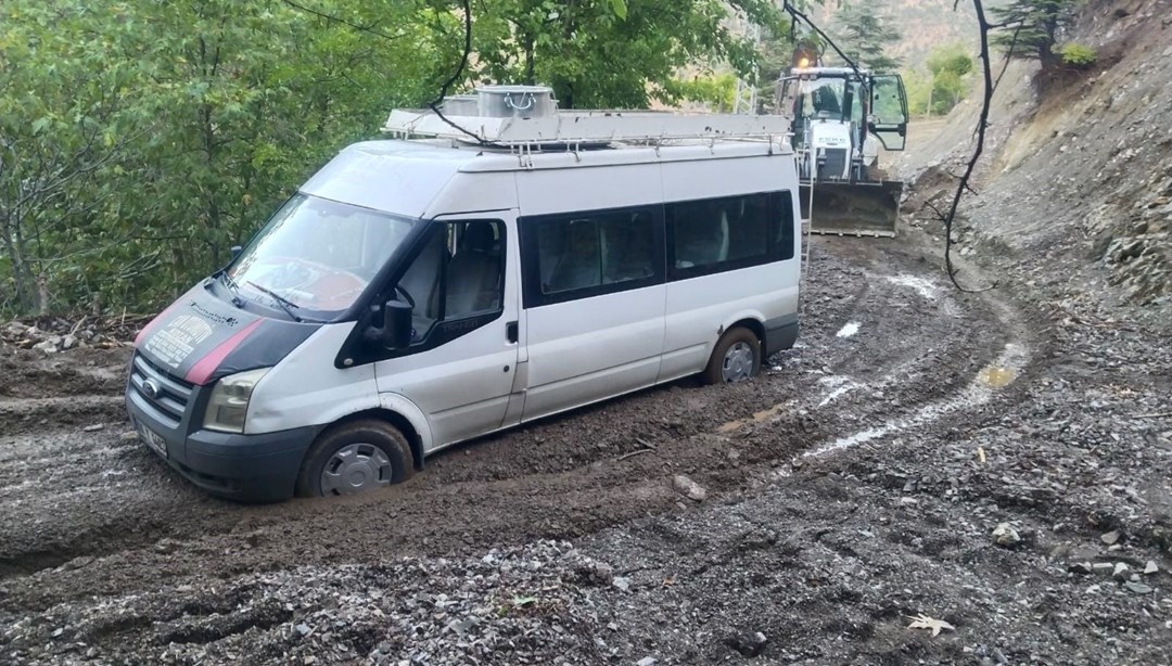 Adana'da şiddetli yağış nedeniyle kapanan yollar açıldı