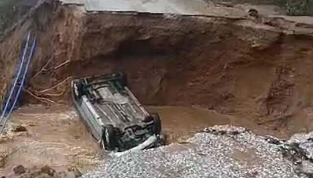 İzmir'de toprak kayması: Yol çöktü, otomobil çukura düştü İzmir'de toprak kayması: Yol çöktü, otomobil çukura düştü