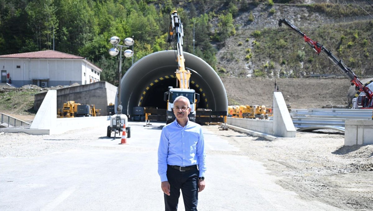 İki projede imzalar atılıyor (Ankara-Kırıkkale-Delice ile Antalya-Alanya otoyolları) İki projede imzalar atılıyor (Ankara-Kırıkkale-Delice ile Antalya-Alanya otoyolları)